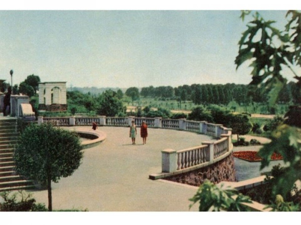 Оглядовий майданчик на новому майдані і вигляд парку. Злам 1950-1960-х років. Фото з board.lutsk.ua