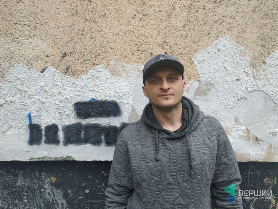 Іван Гриник замальовує на стінах будинків рекламу наркомагазинів