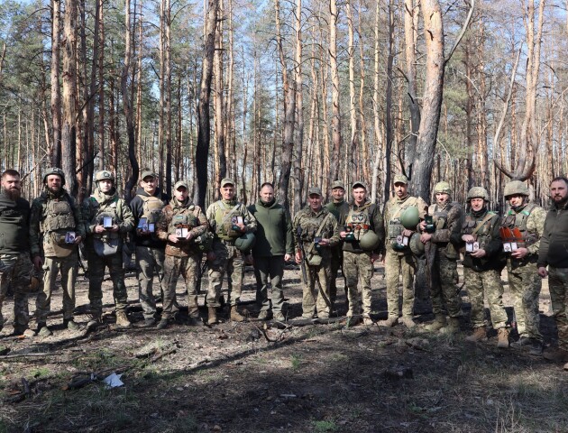 Воїнам 100 ТрО командир вручив  відзнаки «За оборону рідного краю»