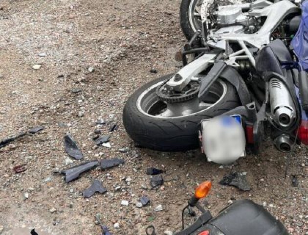 На Волині мотоцикл на швидкості злетів у кювет: є постраждалі