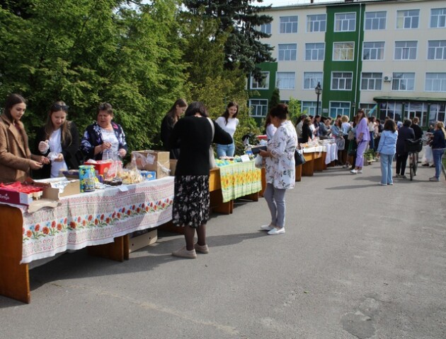 На благодійному ярмарку в Шацьку зібрали понад 100 тисяч гривень на ЗСУ