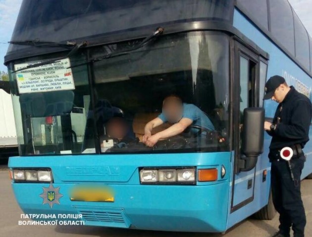 У Цумані пасажири автобуса боронили від патрульних водія, який порушив правила руху