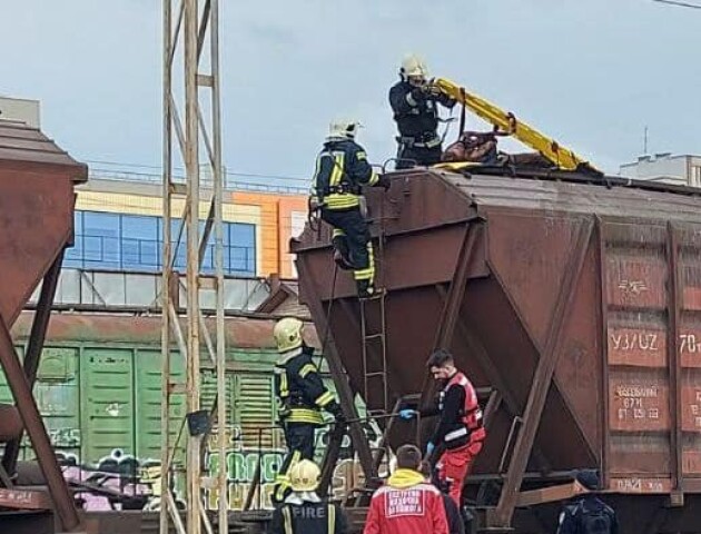Хлопець, якого уразило струмом на даху вагона у Луцьку, – у важкому стані в реанімації
