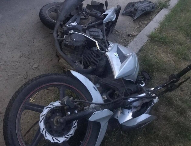На Ратнівщині п’яний мотоцикліст виїхав на смугу зустрічного руху і врізався в авто