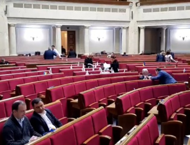 Напередодні Великодня депутати масово прогуляли засідання Верховної Ради. ВІДЕО