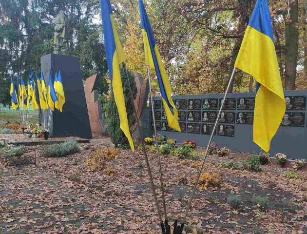 У місті на Волині невідомі вкрали 13 прапорів на Меморіалі Слави та у сквері Героїв Євромайдану