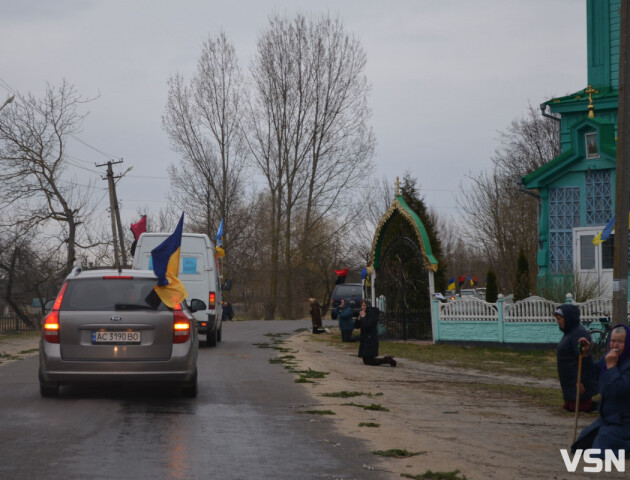 Волиняни навколішки зустріли тіло 23-річного Героя