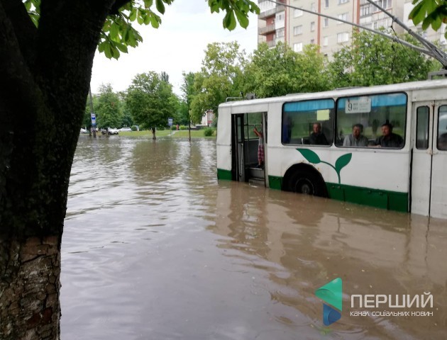 У Луцьку після зливи всю ніч ремонтували тролейбуси