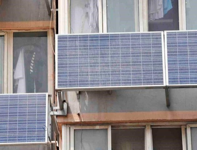 Сонячні батареї на балконі: чи можна встановити та чи варто це робити