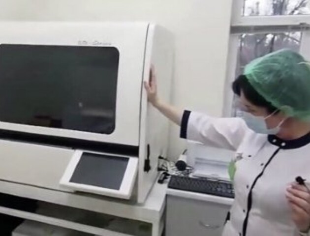 «Лише два в Україні». У луцькій лікарні є апарат, який видає результат тесту на COVID за дві години