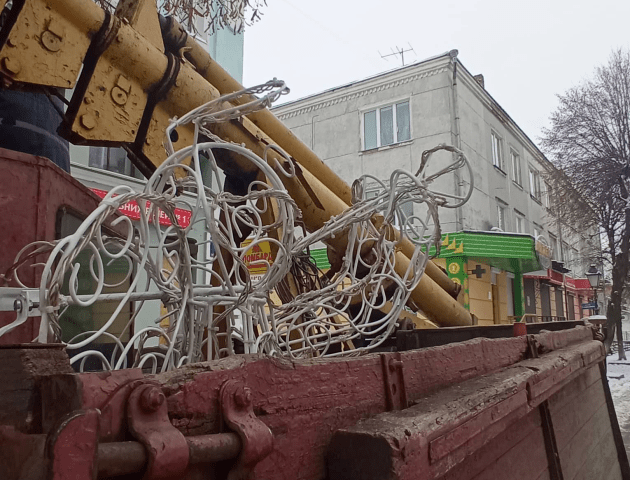 У Луцьку на вулиці Лесі Українки почали демонтовувати святкову ілюмінацію