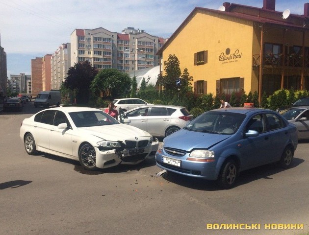 Аварія в Луцьку: BMW врізалося в таксі. ФОТО
