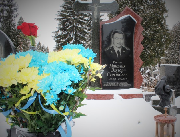У Луцьку вшанували пам’ять загиблого капітана Віктора Мандзика