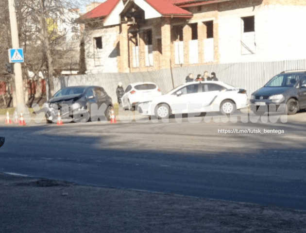 ДТП у Луцьку: зіткнулися дві автівки