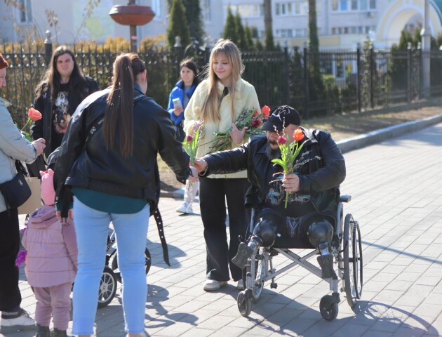 У центрі Луцька ветерани дарували  жінкам квіти