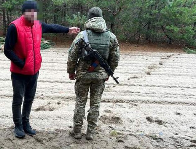 Волинський суд покарав росіянина, який переплив Західний Буг на матраці, аби потрапити в Україну
