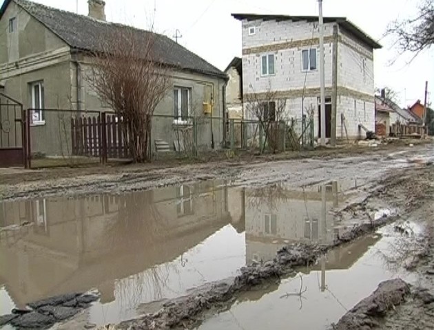 Мешканці луцької вулиці потопають у болоті. ВІДЕО