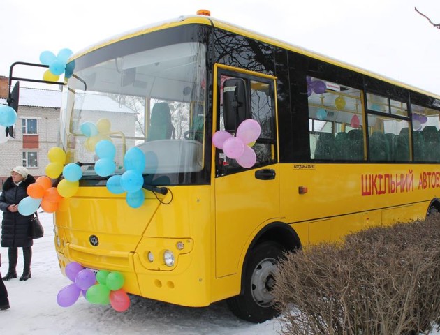 Школі у Торчині подарували новий автобус. ФОТО