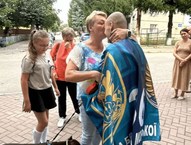 На спині – сліди від електрошокеру. Мама звільненого з полону лучанина розказала про стан сина