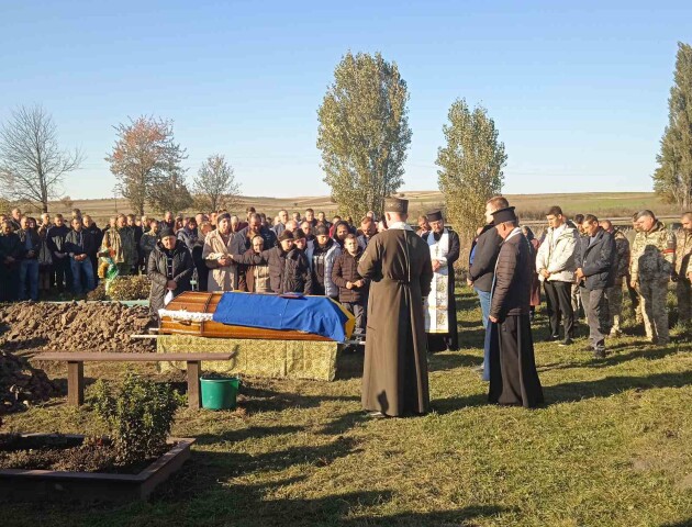 Діти хоронили батька. Волинь попрощалась із захисником Миколою Лотоцьким