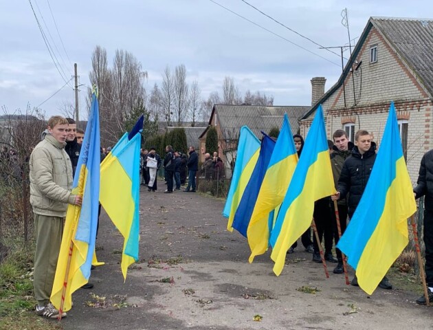 Уся громада зійшлася на похорон Героя