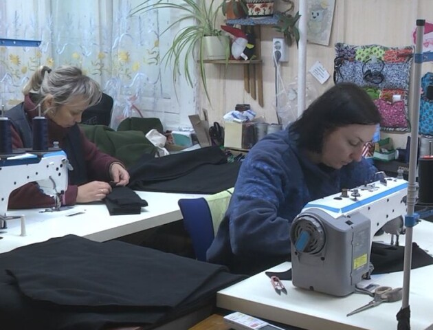 У Нововолинську волонтери шиють теплий одяг для військових