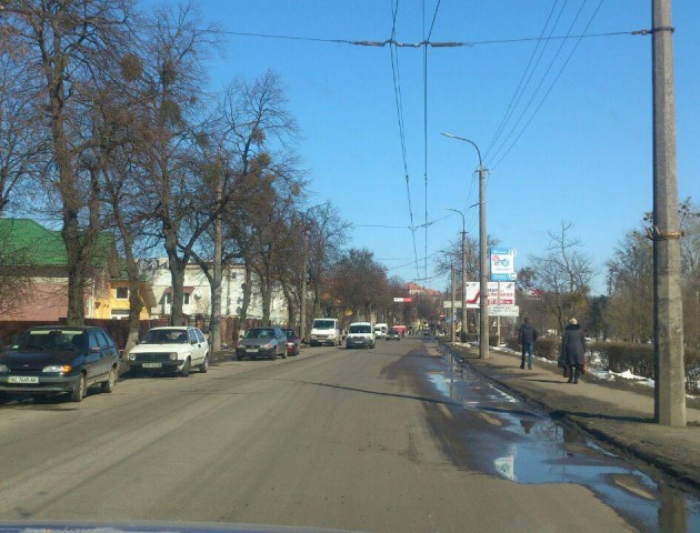 Луцькі патрульні змусили десятки водіїв відповісти за неправильну парковку