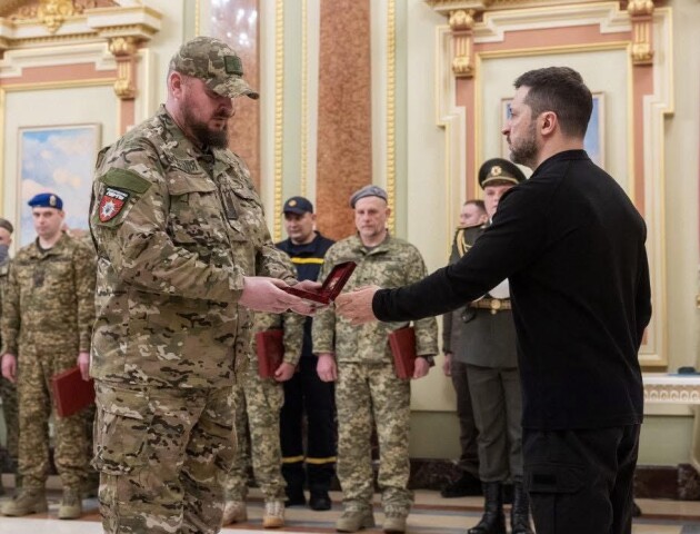 Знищив трьох ворогів. Зеленський нагородив бійця з Волині