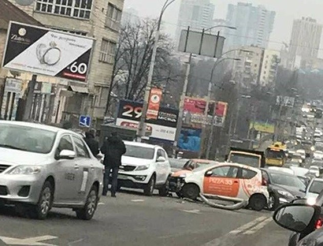 У Києві сталася серйозна масштабна ДТП. ФОТО