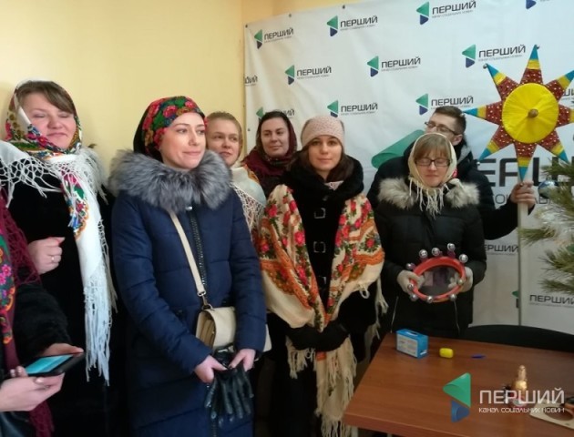 Журналісти-колядники зібрали в Луцьку понад 60 тисяч для хворої дівчинки