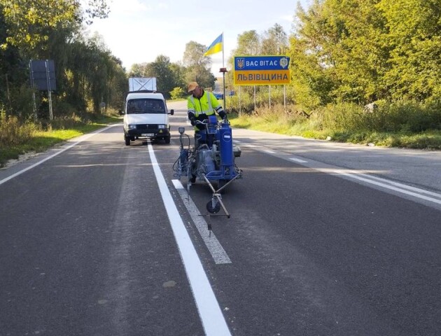 На двох автошляхах Волині оновлюють дорожню розмітку