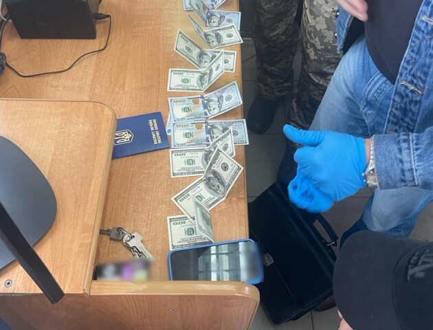 На «Ягодині» військовозобов’язаний давав прикордоннику 1000 доларів за виїзд з України