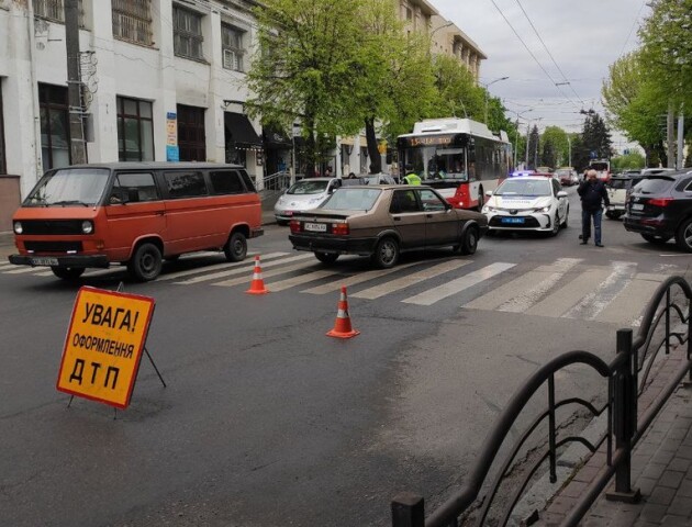 На Винниченка у Луцьку  авто збило жінку: рух вулицю ускладнений. ФОТО
