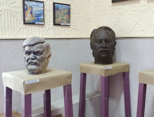Волинський художник презентував виставку живопису, скульптури й кераміки