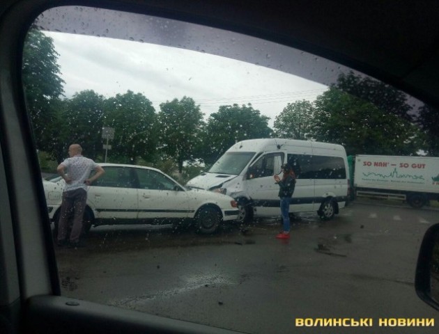 На вулиці Набережній у Луцьку - ДТП, зіткнулися мікроавтобус і легковик. ФОТО