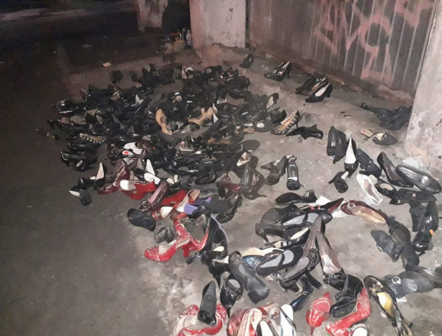 У Луцьку під міст викинули десятки пар туфель