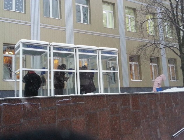 «Назад в СРСР»: в окупованому Донецьку люди знову активно використовують телефони-автомати. ФОТО