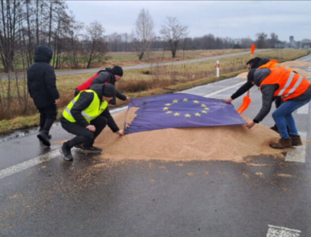Польща відкрила справу через мітингувальників, які висипали українське зерно біля Ягодина