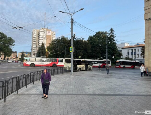 У центрі Луцька зупинилися тролейбуси: в чому причина