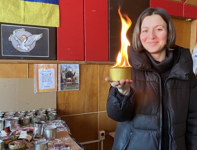 Дружина військового з Луцька виготовила понад три тисячі окопних свічок