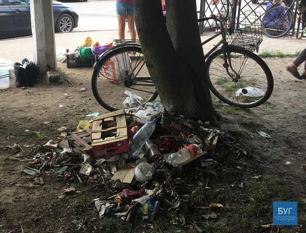У місті на Волині «стихійні» продавці завалюють сміттям вулицю. ФОТО