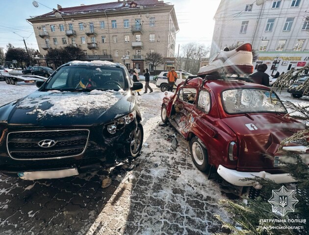 У Луцьку водій протаранив припарковане рекламне авто. ФОТО
