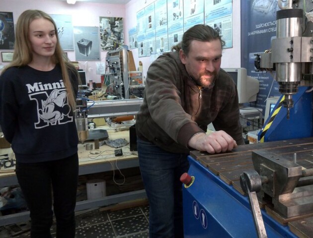 У Луцьку винахідники батько з донькою мелодією «Щедрик» перевіряють, чи працює верстат