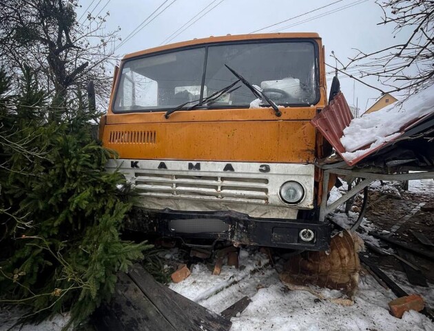 Відомі подробиці аварії за участі двох вантажівок у Луцьку. ФОТО