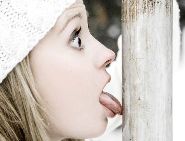 В Одесі дівчина прилипла язиком до зупинки