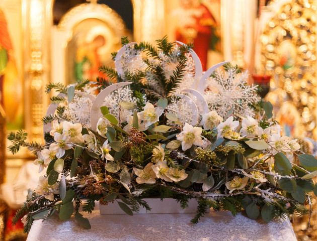 Білий колір — символ чистоти: у Луцьку по-святковому прикрашають церкви