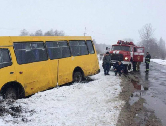 Неподалік Нововолинська маршрутка з пасажирами злетіла з дороги. ФОТО