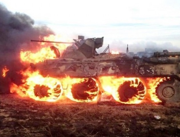 Російський військовий спалив БТР, намагаючись розігріти їжу. ВІДЕО 18+