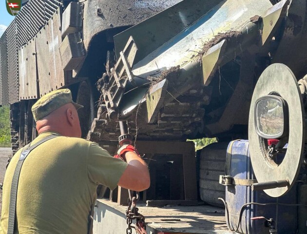 Показали, як воїни 14-ї ОМБр ремонтують техніку