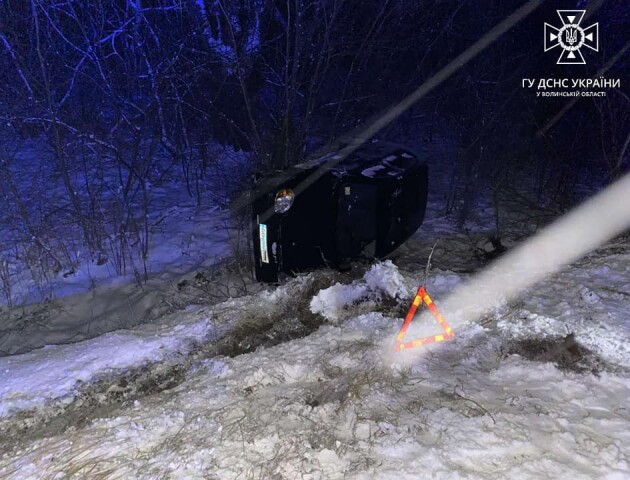 На Волині машина злетіла з траси й перекинулася. ФОТО